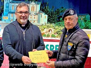 Viterbo - Consegna soldi raccolti Unuci alla parrocchia della Sacra Famiglia