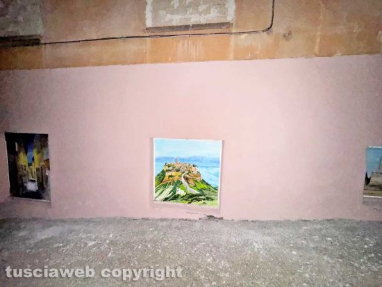 Viterbo - Il muro all'uscita dall'ascensore che porta al duomo pitturato in rosa con tanto di murali e un cartello pubblicitario