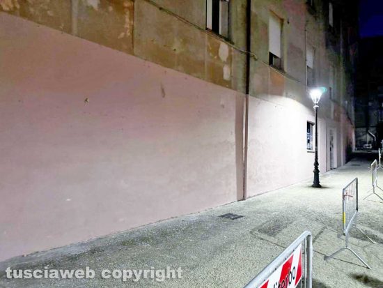 Viterbo - Il muro all'uscita dall'ascensore che porta al duomo pitturato in rosa con tanto di murali e un cartello pubblicitario