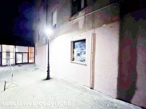 Viterbo - Il muro all'uscita dall'ascensore che porta al duomo pitturato in rosa con tanto di murali e un cartello pubblicitario