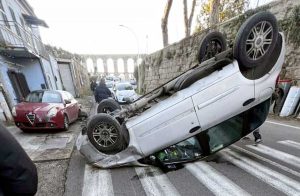 Nepi - Auto si ribalta, ferito un conducente