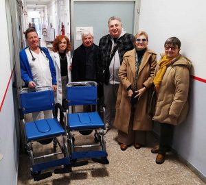 Donate due carrozzine all'ospedale di Tarquinia