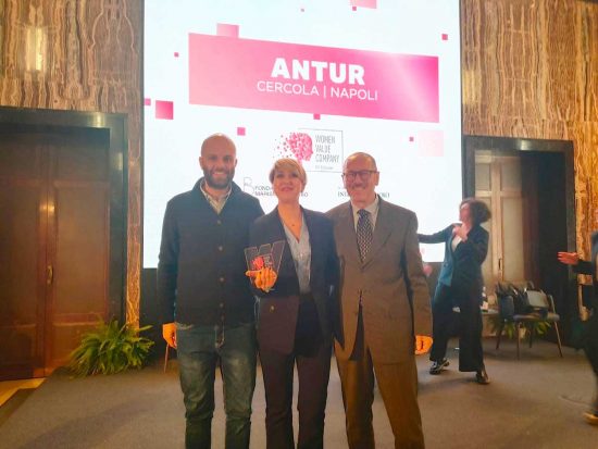 Napoli - La presidente della Cooperativa Sociale Gea, Alessandra Senzacqua, riceve il premio Woman Value Company 2024