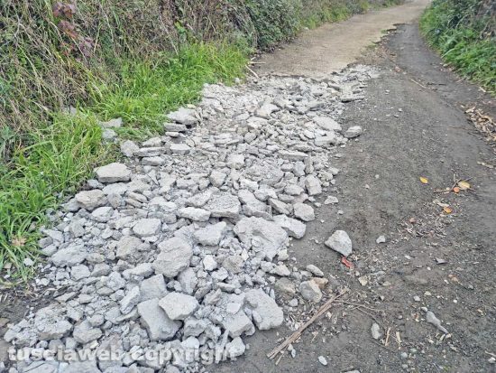 Montefiascone - Valle del lago - Rifiuti edili utilizzati come tappa buche