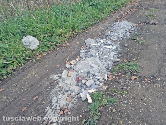 Montefiascone - Valle del lago - Rifiuti edili utilizzati come tappa buche