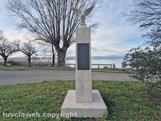 Montefiascone - Il monumento all'aviatore sul lungolago