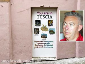 Viterbo - Il muro all'uscita dall'ascensore che porta al duomo pitturato in rosa con tanto di murali e il cartello pubblicitario senza i loghi, cancellati da Giulio Della Rocca - Nel riquadro Emanuele Usai