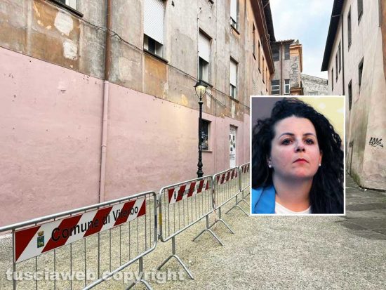 Viterbo - Il muro del palazzo Colle del Duomo tinteggiato di rosa con le transenne - Nel riquadro Chiara Frontini