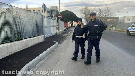 Viterbo - L'ecocentro del Poggino incustodito - L'arrivo della Polizia locale