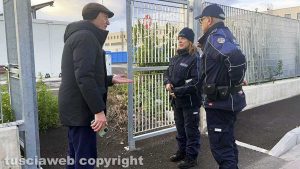 Viterbo - L'ecocentro del Poggino incustodito - L'arrivo della Polizia locale