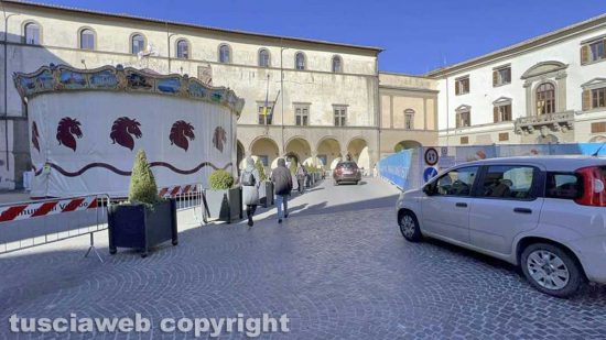 Viterbo - Le transenne nel centro storico - Piazza del Comune