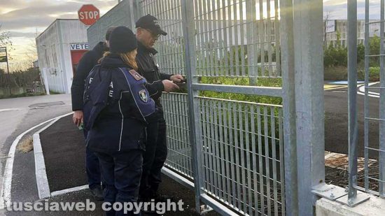 Viterbo - L'ecocentro del Poggino incustodito - L'arrivo della Polizia locale