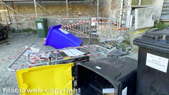 Viterbo - Le transenne nel centro storico - Piazza Campoboio