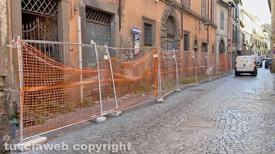Viterbo - Le transenne nel centro storico - Via Cardinal Lafontaine