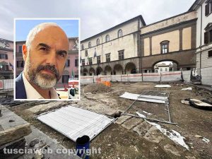 Viterbo - Il cantiere di piazza del Comune - Nel riquadro Stefano Floris