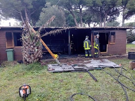 Tarquinia - Incendio devasta casa in legno unifamiliare