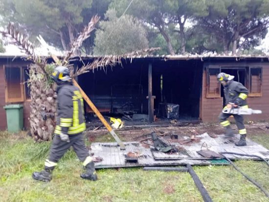 Tarquinia - Incendio devasta casa in legno unifamiliare