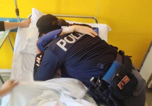 L'abbraccio tra mamma Valeria e Azzurra, poliziotta della questura di Cosenza