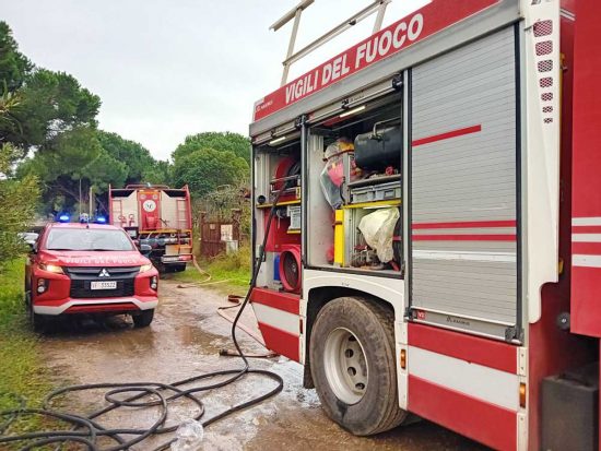Tarquinia - Incendio devasta casa in legno unifamiliare