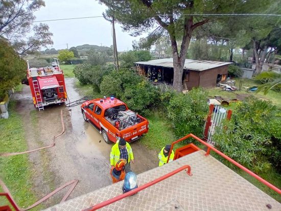 Tarquinia - Incendio devasta casa in legno unifamiliare