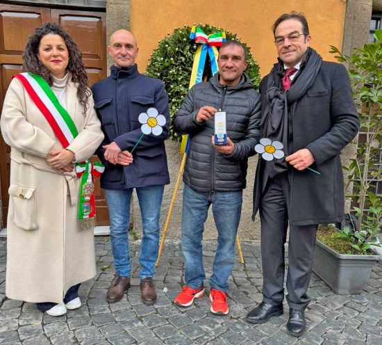 Viterbo - Giornata della Memoria - La medaglia d'onore consegnata alla famiglia Maffei in ricordo del padre Riccardo