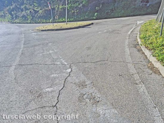 Montefiascone - La segnaletica orizzontale in via Giuseppe Contadini
