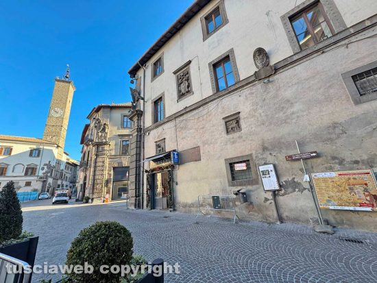 Viterbo - Il muro sgarrupato da far schifo degli uffici comunali a piazza del Comune