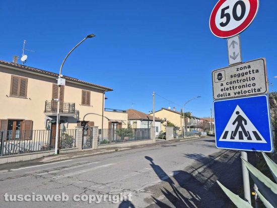 Montefiascone - Le strisce pedonali sulla Umbro Casentinese in zona Madonella