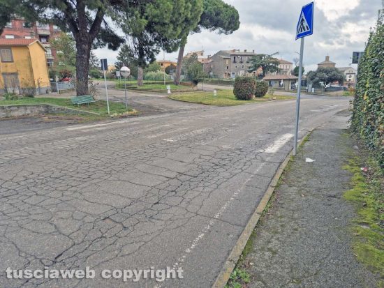 Montefiascone - Le strisce pedonali in via Santa Maria delle Grazie
