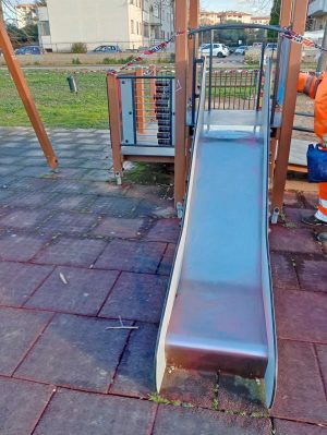 Viterbo - Atti vandalici al parco di Santa Barbara - Ripulite le scritte rosa