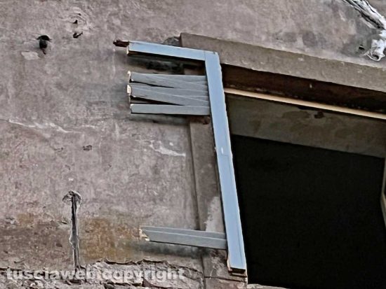 Viterbo - Crollate le persiane dell’ospedale vecchio
