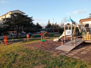 Viterbo - Atti vandalici al parco di Santa Barbara - Ripulite le scritte rosa