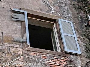 Viterbo - Le persiane dell’ospedale vecchio crollate