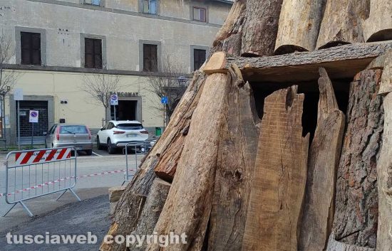Viterbo - Le transenne con la scritta comune di Vitorchiano a Bagnaia