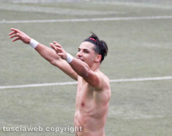 Cristian Vittorini esulta dopo il gol della Sorianese