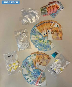 La droga e i soldi in contanti sequestrati dalla squadra mobile di Viterbo