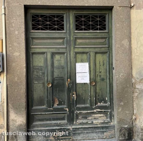 Viterbo - Il portone indecente da far schifo degli uffici comunali a piazza del Comune