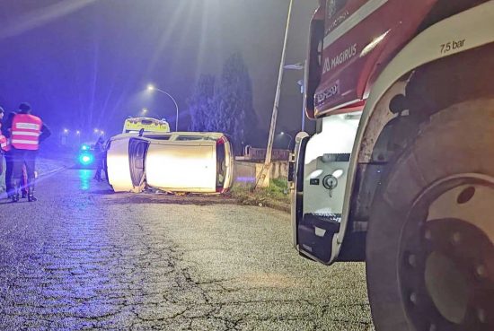 Montefiascone - Auto si ribalta nella notte in via Cardinal Salotti -Intervento dei vigili del fuoco