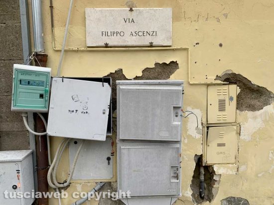 Viterbo - Via Ascenzi nel completo abbandono - Fili scoperti, armadietti aperti e muro pieno dii voragini