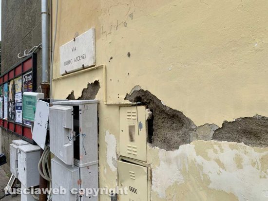 Viterbo - Via Ascenzi nel completo abbandono - Fili scoperti, armadietti aperti e muro pieno dii voragini
