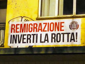 Uno degli striscioni di Casapound sulla Remigrazione