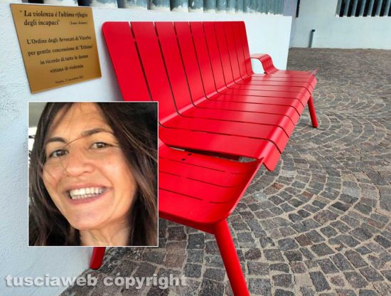 Viterbo - La panchina rossa del tribunale nel riquadro l'avvocato Alessia Moscardelli