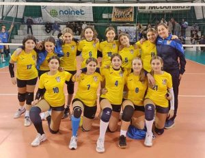 Sport - Pallavolo - Le ragazze della VBC Gialla e Mariella M. (all.) sul podio, prime classificate categoria U13F