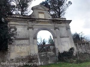 Bassano Romano - Porta urbana del parco di Villa Giustiniani allo stremo
