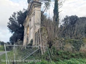 Bassano Romano - Porta urbana del parco di Villa Giustiniani allo stremo