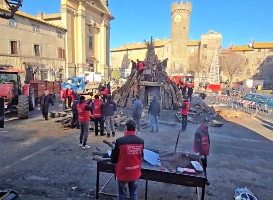 Viterbo - Il focarone di Sant'Antonio prende forma a Bagnaia