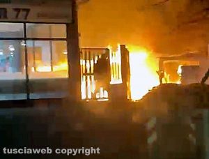 Bar in fiamme in viale Francesco Baracca