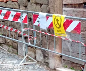 Viterbo - Transenne in via San Tommaso