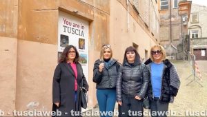Il video del 7 dicembre con le artiste e la presentatrice oltre le transenne