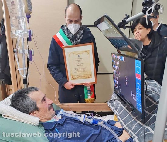 Ronciglione - Italo Leali riceve la civica benemerenza dal sindaco Mario Mengoni 